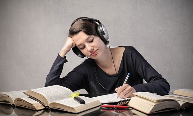 Pros y contras de estudiar escuchando música
